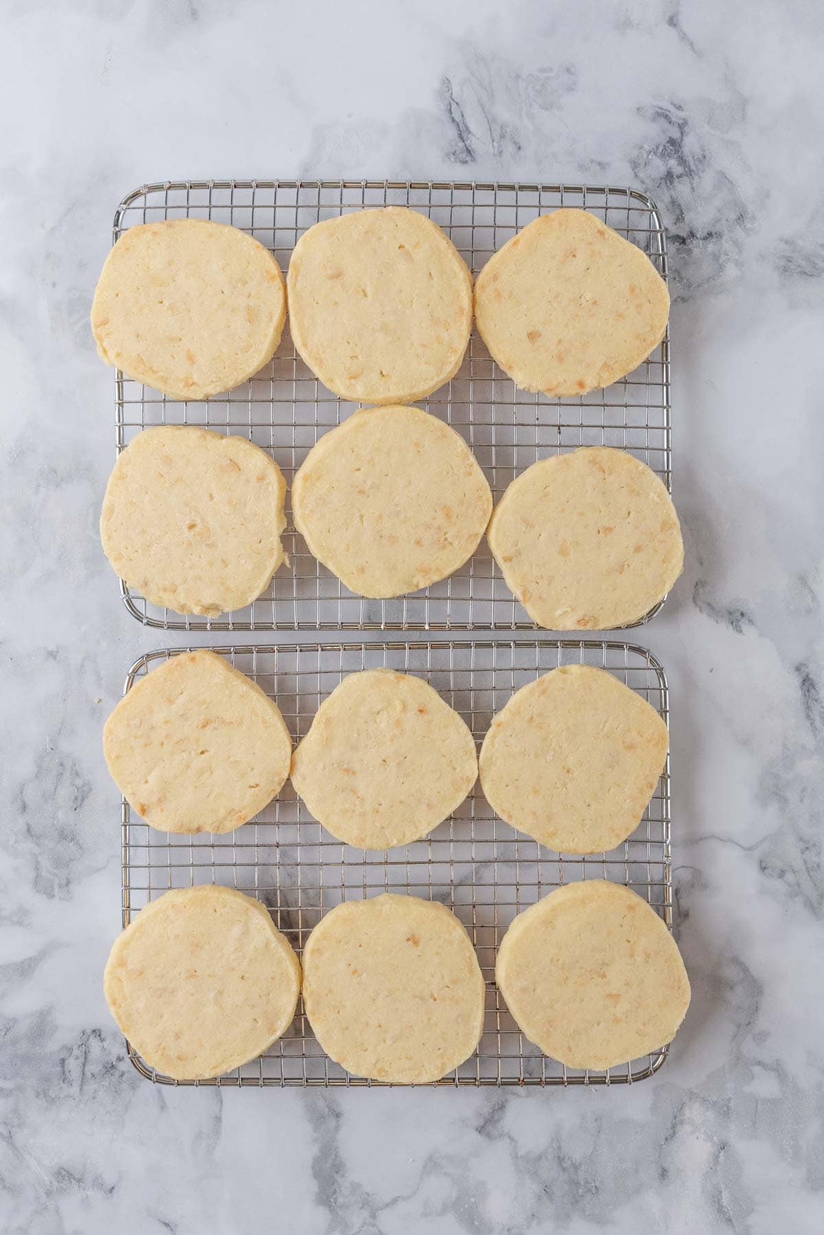 Cookies cooling on wire cooling racks.